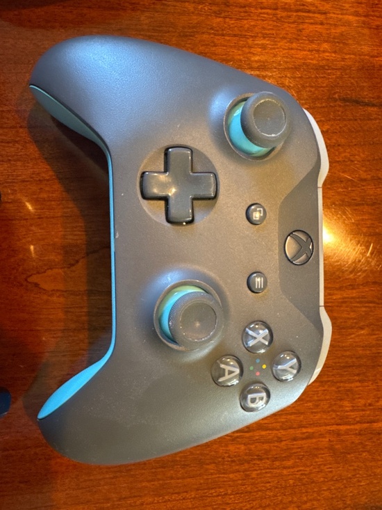 2 Xbox Wireless Controllers – Tested, Works Perfectly - Picture 4 of 4